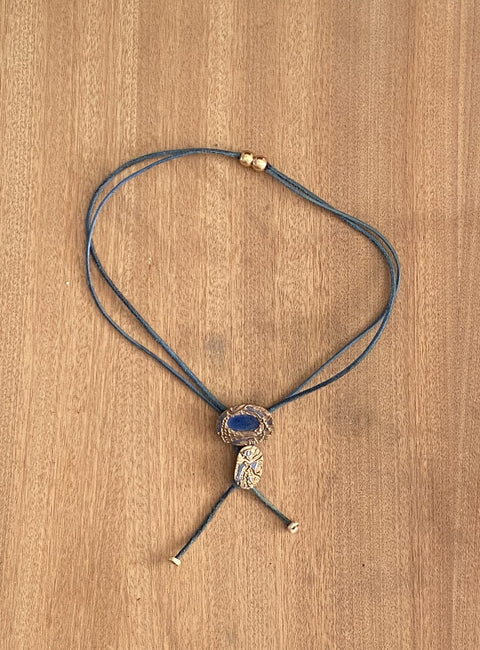 Ketting met mooie handgemaakte koperen ornamenten met emaille