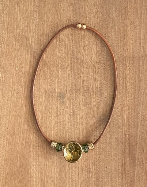 Ketting met handgemaakte geëmailleerde hanger
