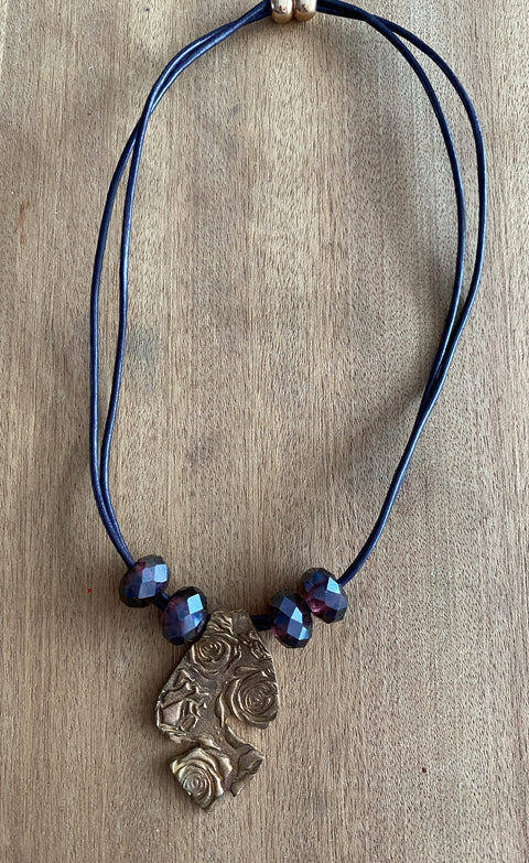 Ketting met handgemaakte hanger met rozen motief