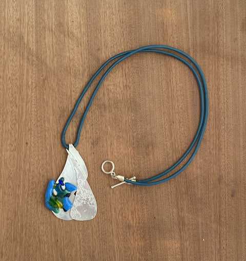 Ketting met handgemaakte hanger van zilver met gefused glas