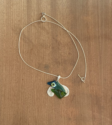 Ketting met handgemaakte hanger van zilver en gefused glas