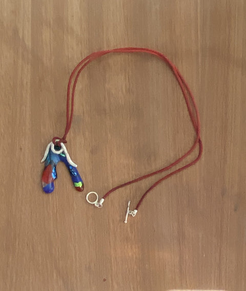 Ketting met handgemaakte hanger van zilver met gefused glas