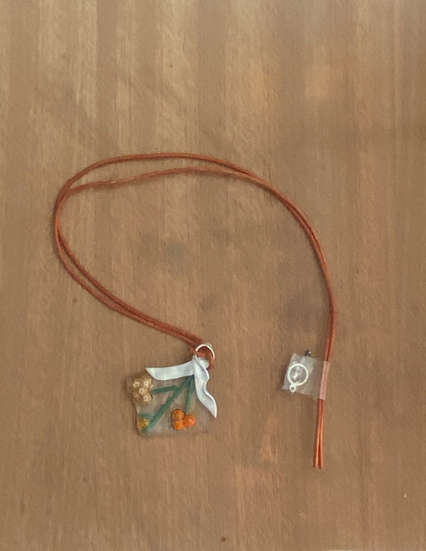 Ketting met handgemaakte hanger van zilver met gefused glas