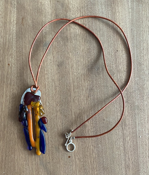 Ketting met handgemaakte hanger van zilver en gefused glas